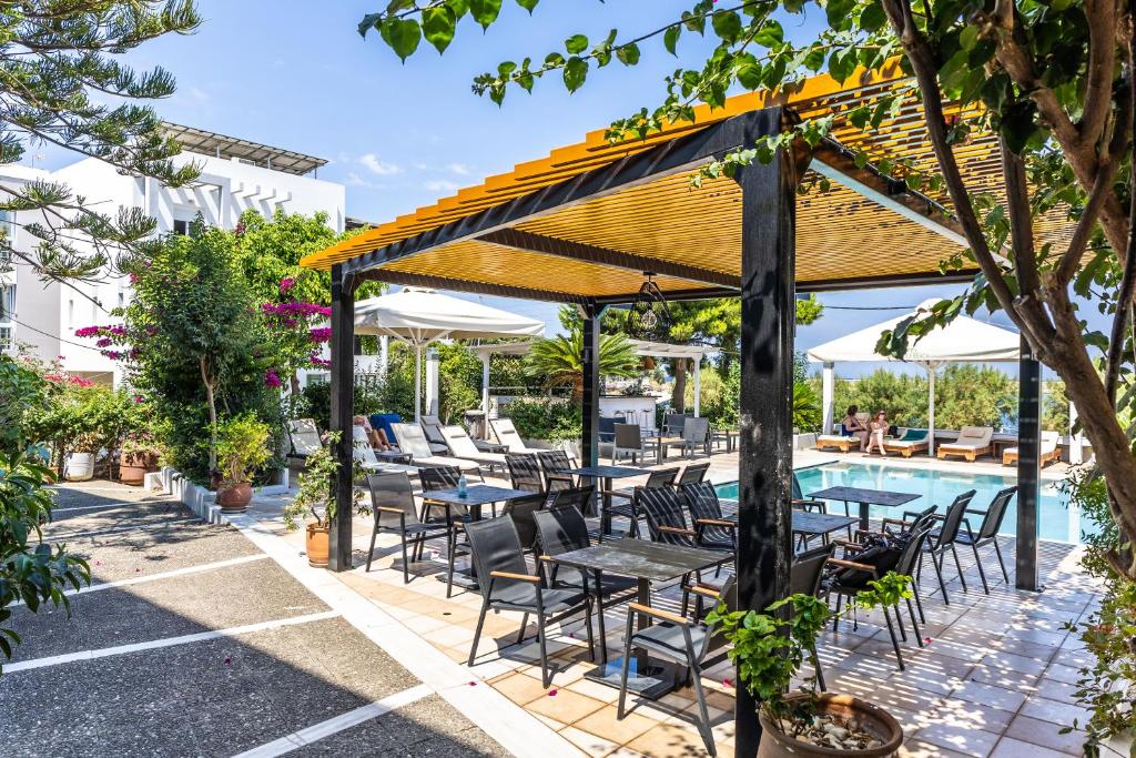 Bazén v ubytování Kyparissia Beach Hotel nebo v jeho okolí
