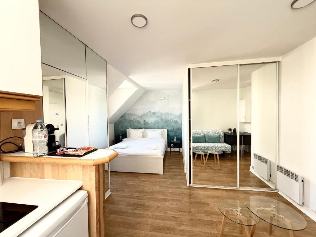 Cette chambre comprend un lit et une cuisine. dans l'établissement Studio Opera Bourse, à Paris