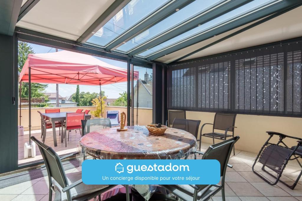 Αίθριο ή υπαίθριος χώρος στο La Roseraie - Terrasse - Véranda