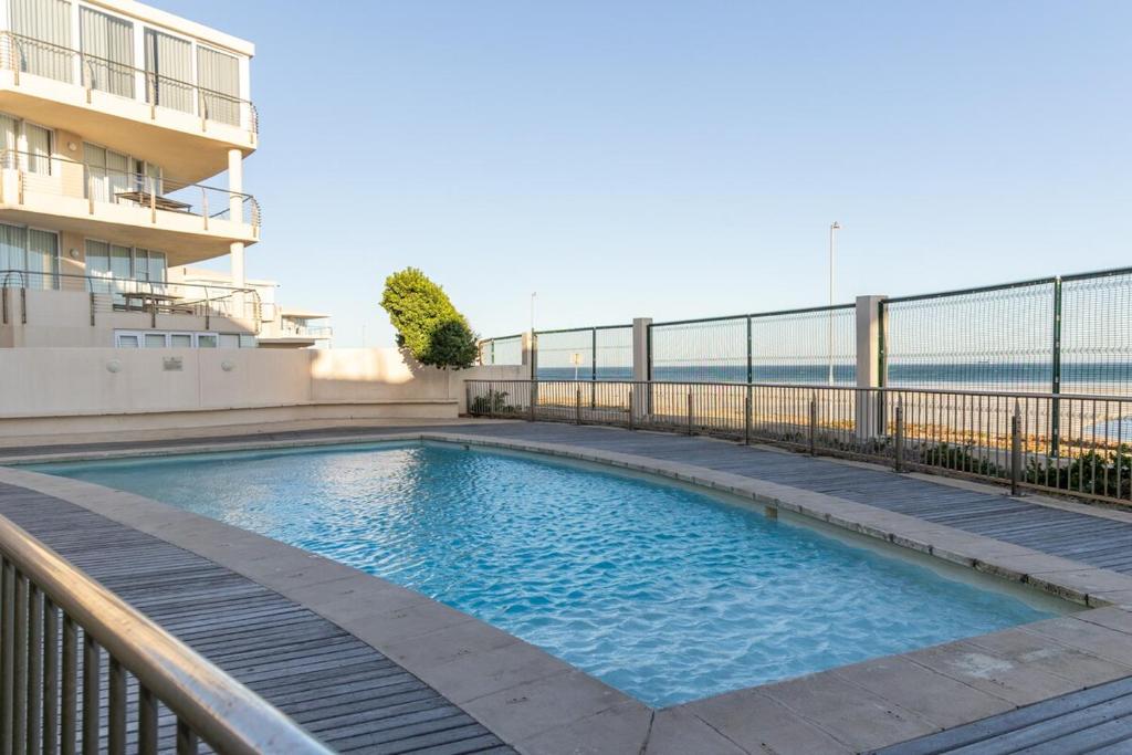 una piscina sul balcone di un edificio di 2 Bedroom Seaview, Holiday Apartment, Lagoon Beach a Città del Capo