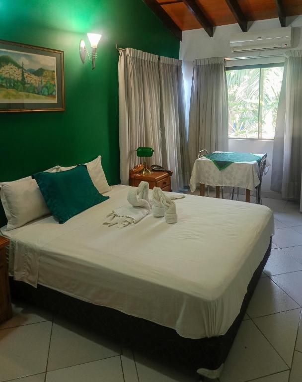 Kama o mga kama sa kuwarto sa Ross Char Hotel