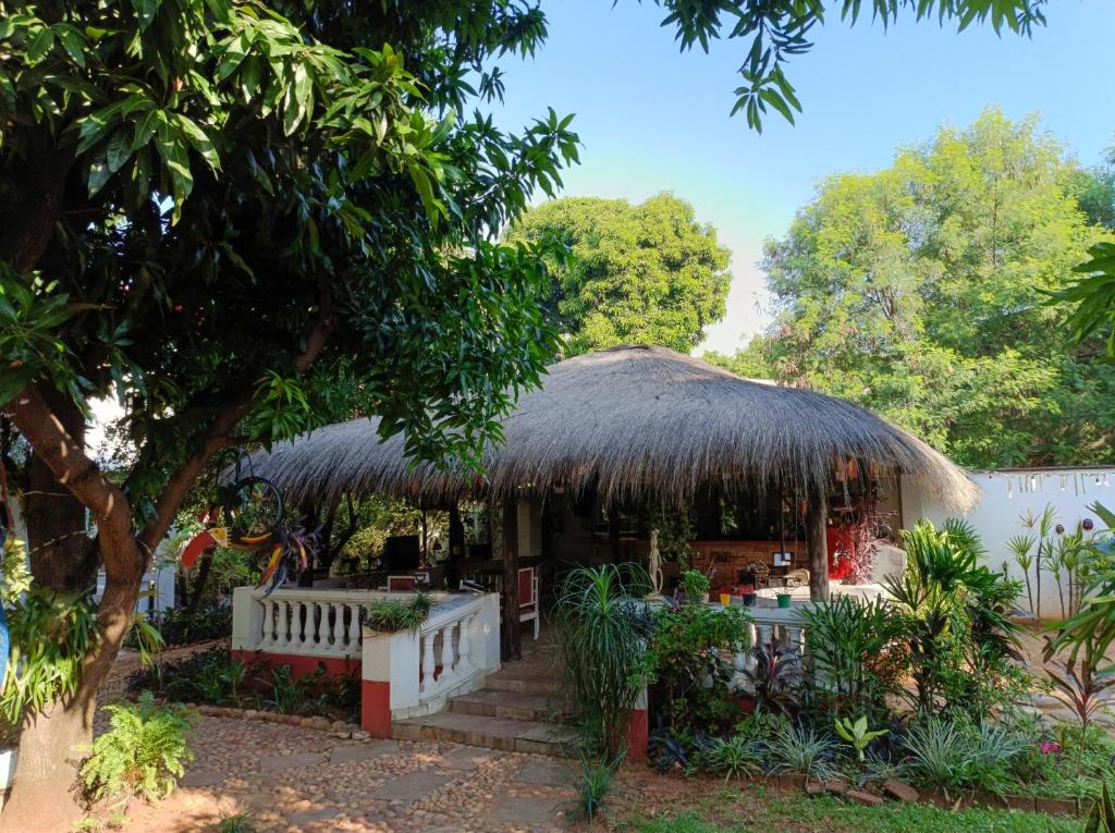 Garden sa labas ng Ross Char Hotel