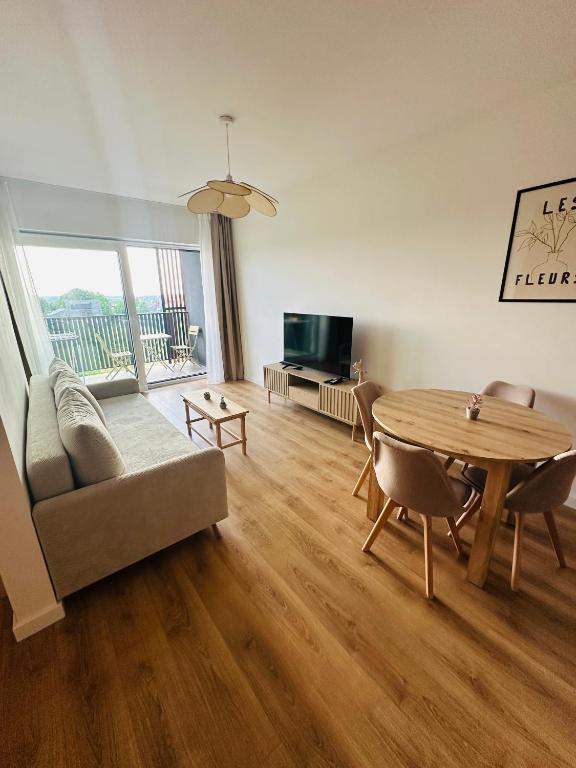 un soggiorno con un divano e un tavolo di Green Flat a Tarnowskie Góry