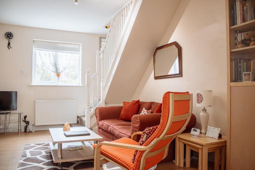 Spacious Holiday Home with Free Parking 4