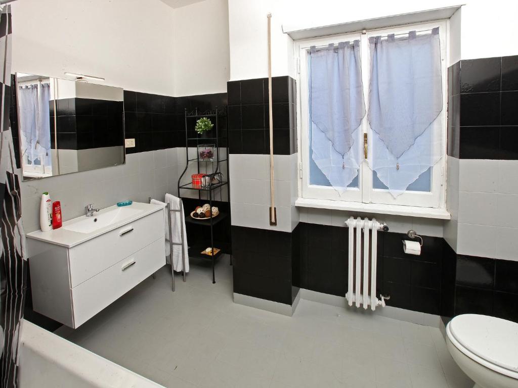 A kitchen or kitchenette at Alice Home