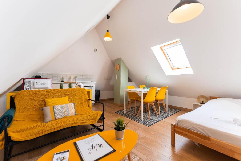 une chambre avec un lit, un canapé et une table dans l'établissement Colmar Historic Center - BELLE ALSACE - Studio Duplex 6 - BookingAlsace, à Colmar