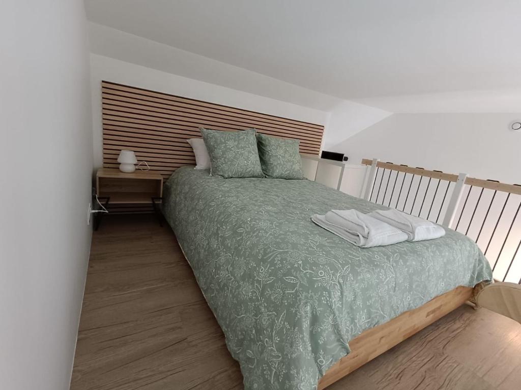 Postel nebo postele na pokoji v ubytování Mezzanine Clarette