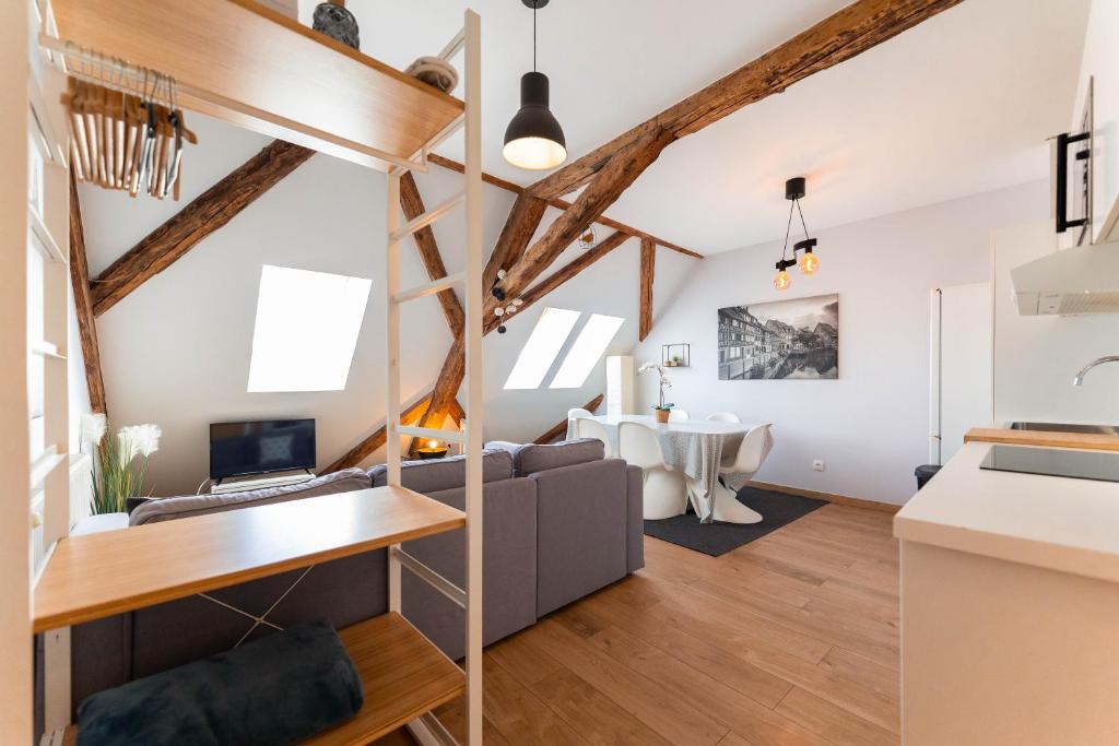Il comprend une cuisine et un salon dans un loft doté de poutres apparentes. dans l'établissement Colmar Historic Center - BELLE ALSACE 5 - 4 étoiles, à Colmar
