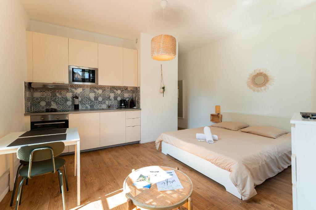 une chambre avec un lit et un bureau et une cuisine dans l'établissement Colmar Historic Center - BELLE ALSACE - Studio 3 - BookingAlsace, à Colmar