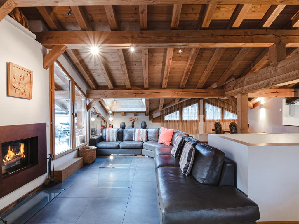 Posedenie v ubytovaní Superbe chalet 4 étoiles avec sauna et garage proche des pistes - FR-1-343-184