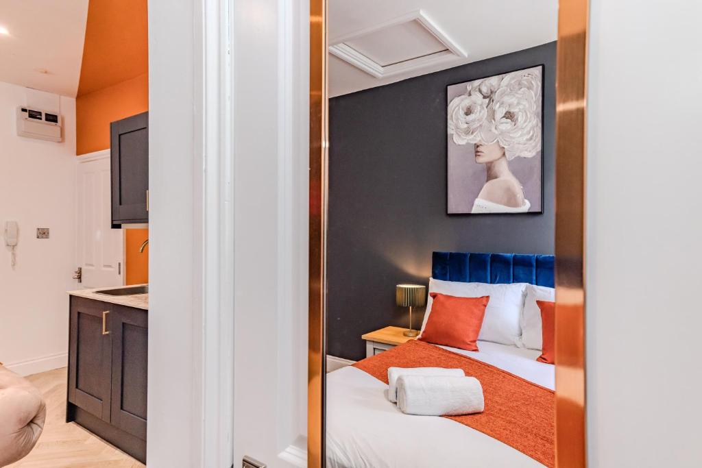 Postel nebo postele na pokoji v ubytování First Avenue Apartments Stylish 2 & 3 Bed Flats in Central Hove