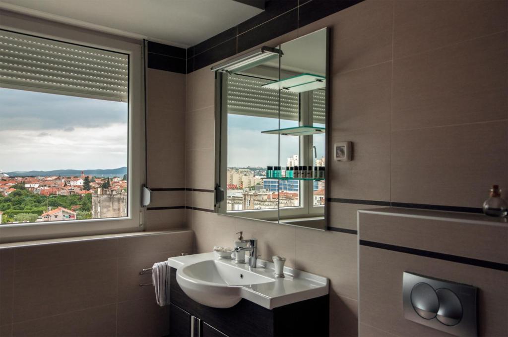 Fotografia z galérie ubytovania Sunset Penthouse Apartment with Jacuzzi and Seaview v destinácii Zadar
