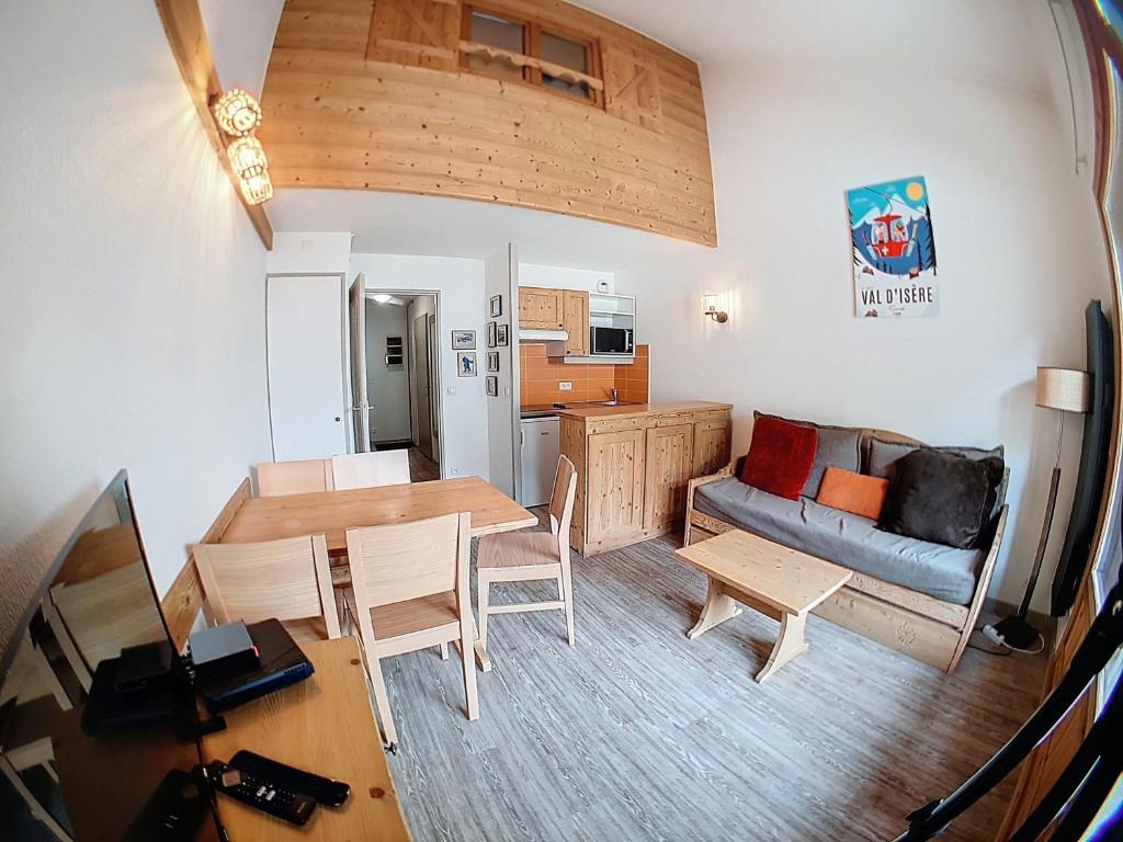 un salon avec une table et un canapé dans l'établissement Confortable Studio + Mezzanine avec Balcon au Centre de Val d'Isère - 2/4 Personnes - FR-1-518-133, à Val dʼIsère