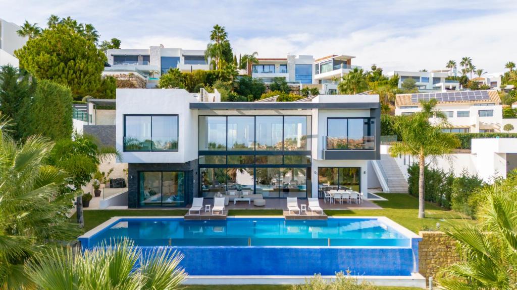 Villa Michaela moderna de súper lujo con piscina y vistas