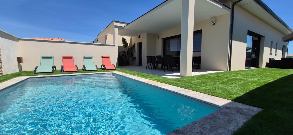 une piscine dans l'arrière-cour d'une maison dans l'établissement Villa neuve Héméra, 10 couchages, piscine & plage, à Portiragnes