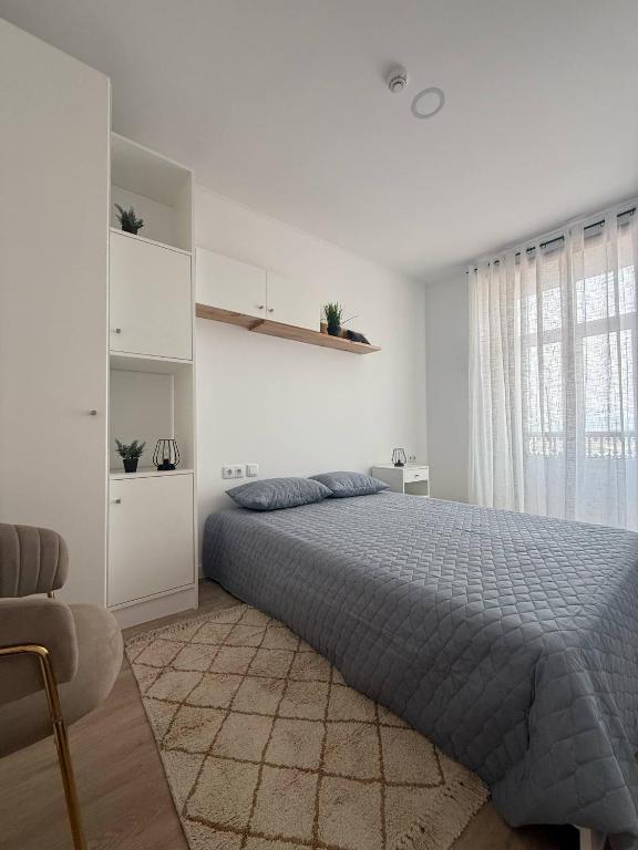 奥尔塔Cidade Mar的一间带床和窗户的白色卧室