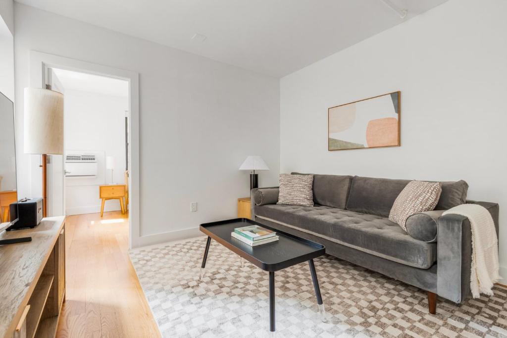 Istumisnurk majutusasutuses Blueground Lincoln Sq gym wd nr park NYC-1848