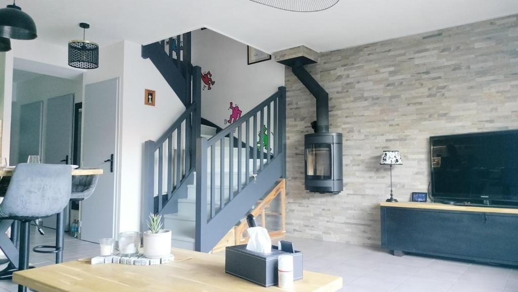 salon ze schodami i telewizorem w obiekcie Maison w mieście Saint-Vincent-de-Tyrosse