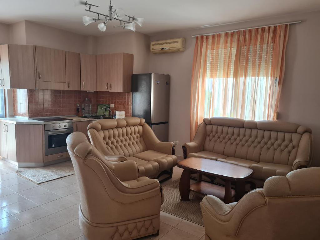 een woonkamer met twee banken en een keuken bij Casa Mare in Durrës