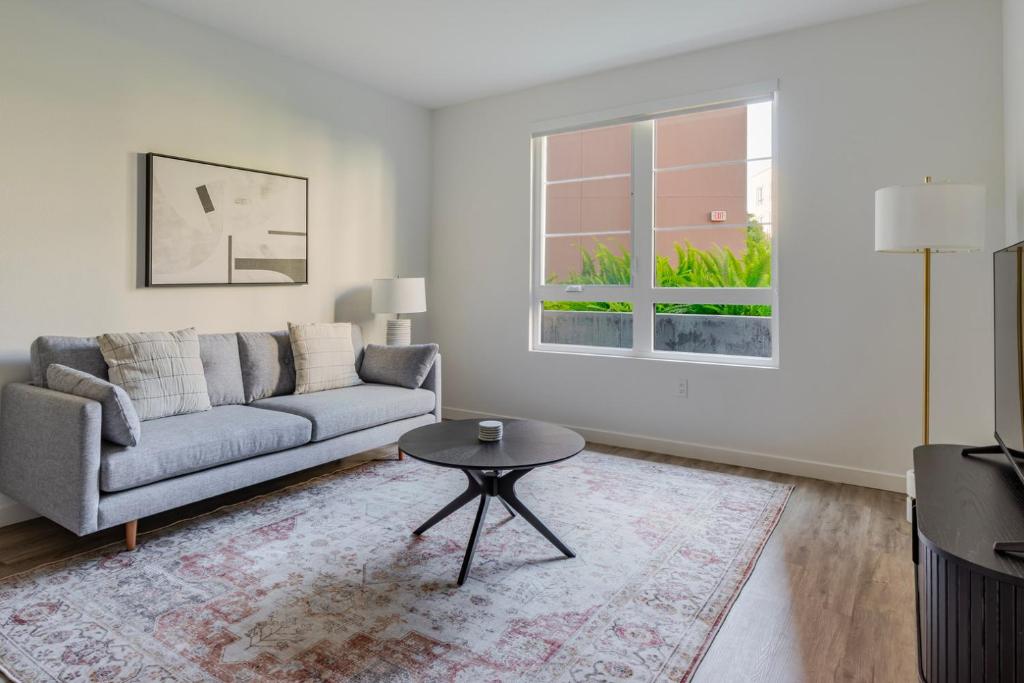 ein Wohnzimmer mit Sofa und Tisch in der Unterkunft Blueground Santa Clara washer nr Central Park SFO-1880 in Santa Clara