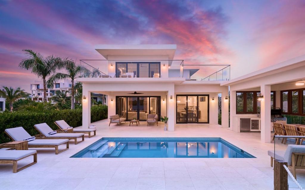 Бассейн в Sunny Bay Estate Villa 4 Bedroom Waterfront или поблизости