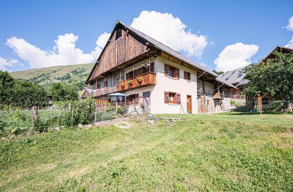 Una casa con un gran patio al frente. en Pré-vernay 7pers, en Saint-Jean-dʼArves