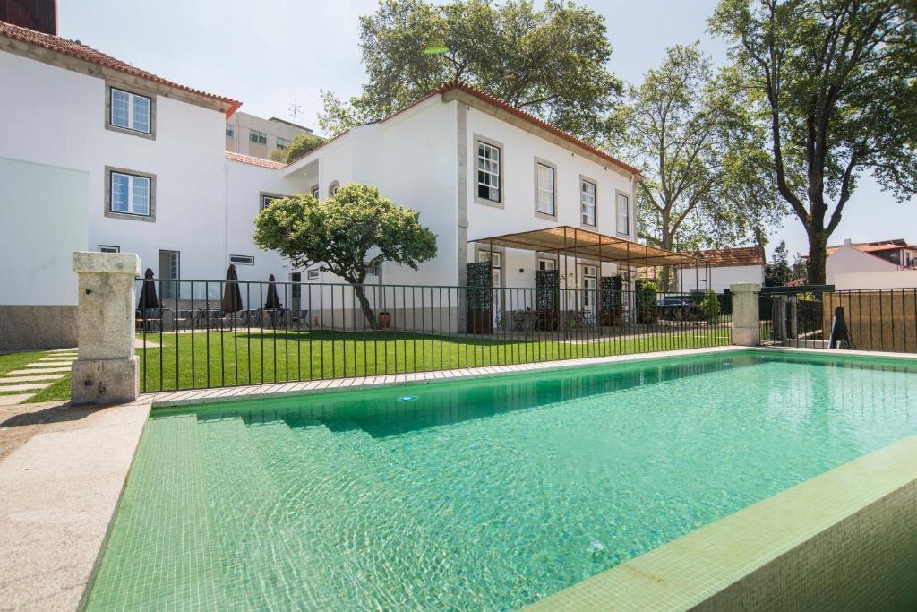 una piscina frente a una casa en bnapartments Carregal, en Oporto