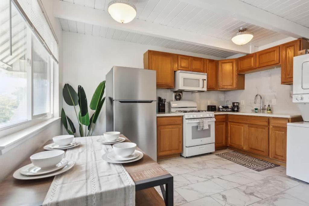 een keuken met een tafel en een koelkast bij UC Proximity - Cozy City Stay - Free Parking Spot in Berkeley