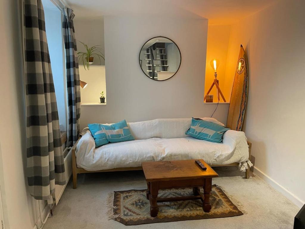 ein Wohnzimmer mit Sofa und Tisch in der Unterkunft 2 bedroom cottage in Kingsbridge in Kingsbridge