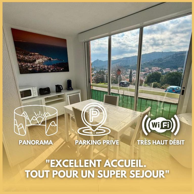 Cette chambre dispose d'une table et offre une vue sur la ville. dans l'établissement Résidence avec Parking Viva Collioure, à Collioure