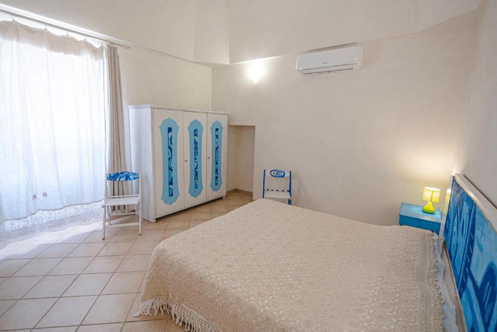 una camera da letto con un letto e una grande finestra di Casa del Sud a Ostuni