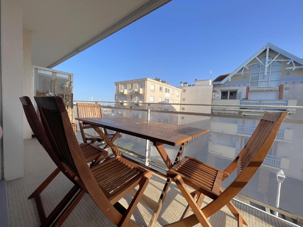 une table et des chaises sur un balcon avec vue dans l'établissement Appartement cosy à l'Aiguillon avec balcon - FR-1-474-189, à Arcachon