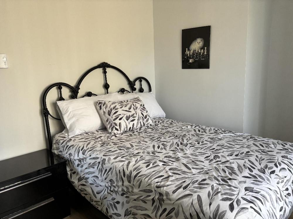 Postel nebo postele na pokoji v ubytování Chambre 4 Gestion Clin D Oeil
