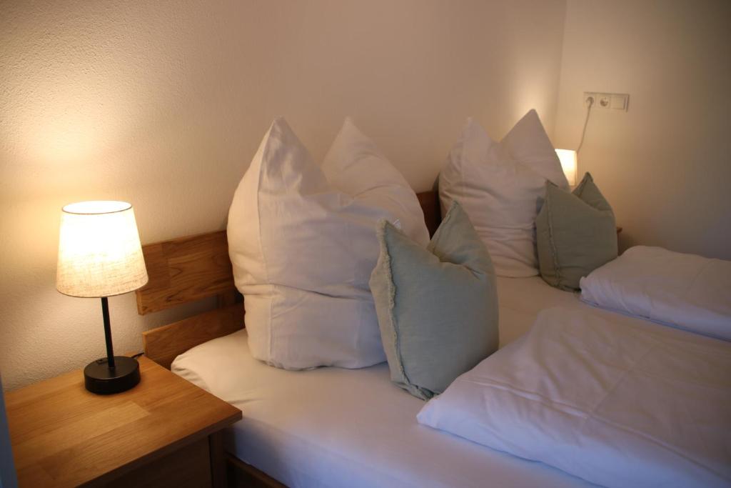 Una cama o camas en una habitación de Ferienwohnung am Storchennest