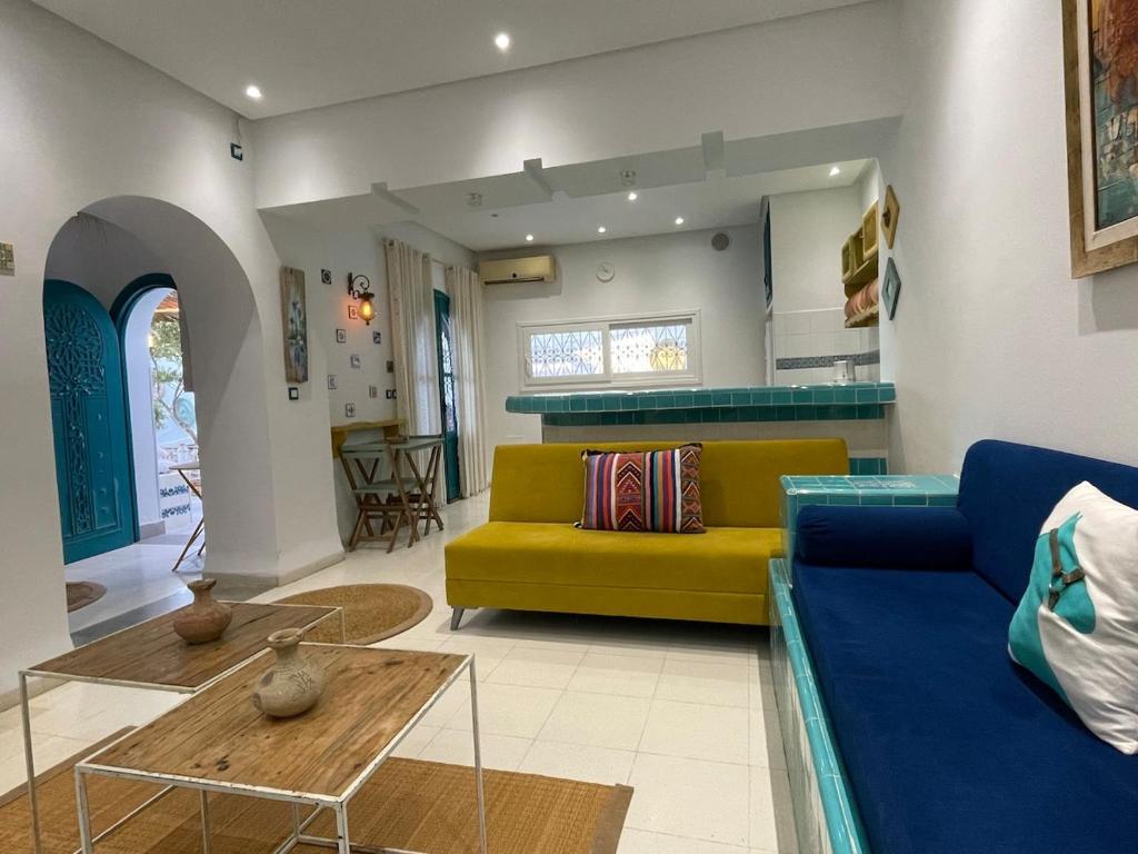 una sala de estar con un sofá y una mesa en sea side, en Akouda