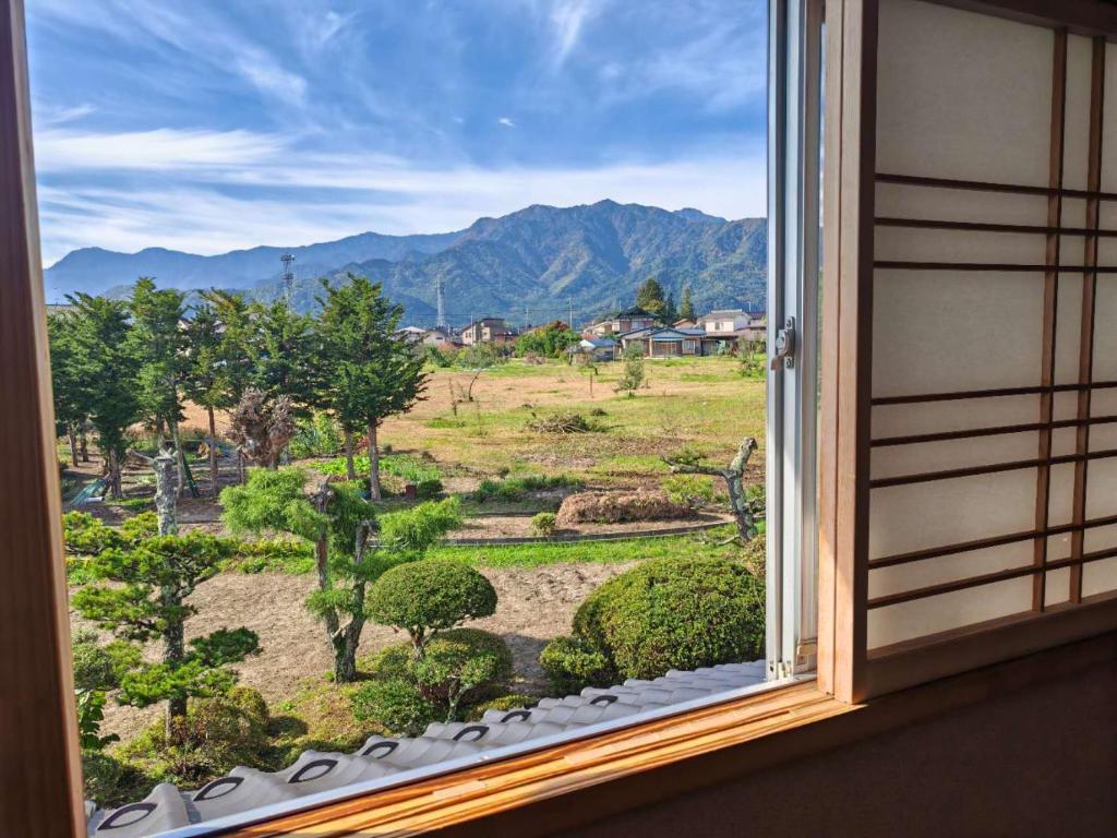 大町市祥和之家 Serenity Home的窗户享有树木的景致