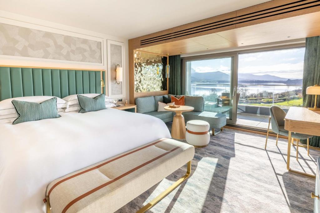 Uma cama ou camas num quarto em The Europe Hotel & Resort