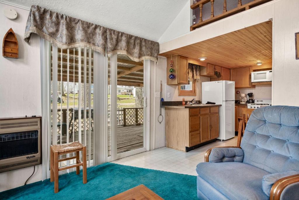 a living room with a couch and a kitchen at Vacation Home Rental PM C-06 in Russell