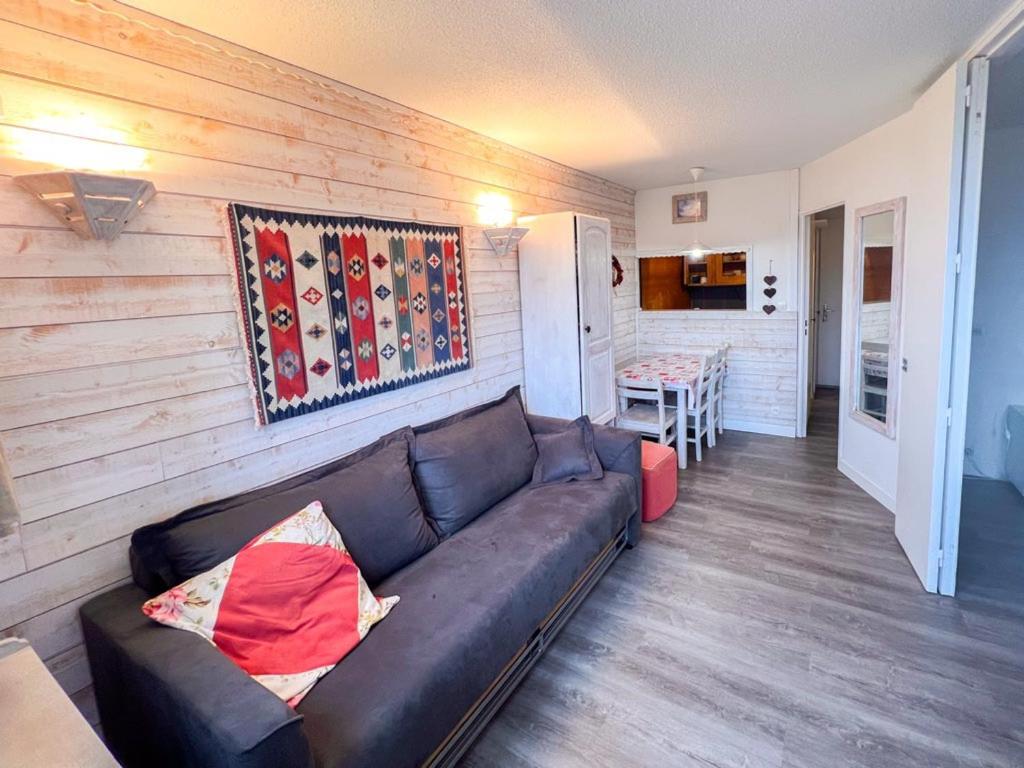 un salon avec un canapé et une table dans l'établissement Superbe T2 pour 4 personnes, centre Avoriaz, ski aux pieds, balcon sud, Wifi - FR-1-314-190, à Morzine