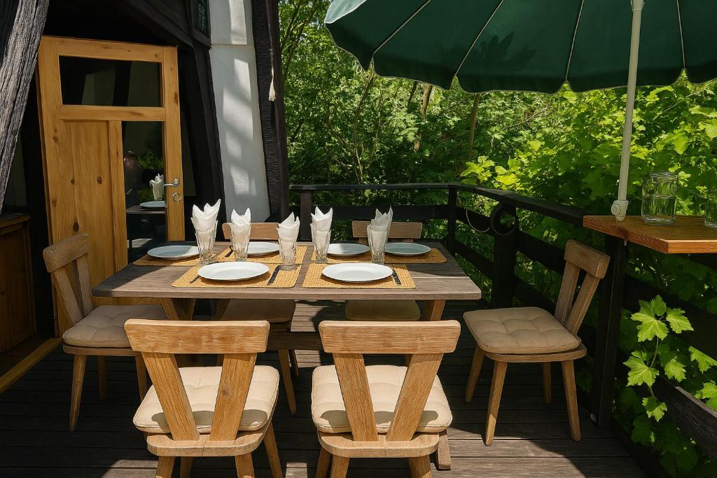 Сад в Masurian District home office praca zdalna remote work internet SATELITARNY STARLINK speed 155MBs download, trzy oddzielne stoły do pracy w trzech pomieszczeniach