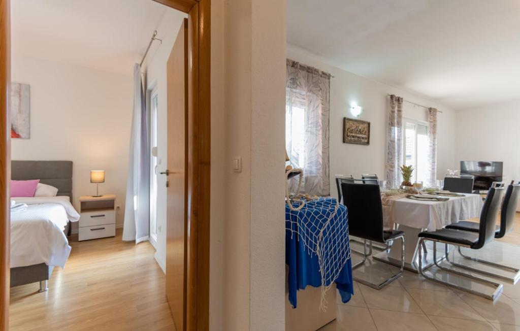 ein Zimmer mit einem Bett, einem Tisch und Stühlen in der Unterkunft Villa Bilanzic - Omis by Villas Guide in Kreševo