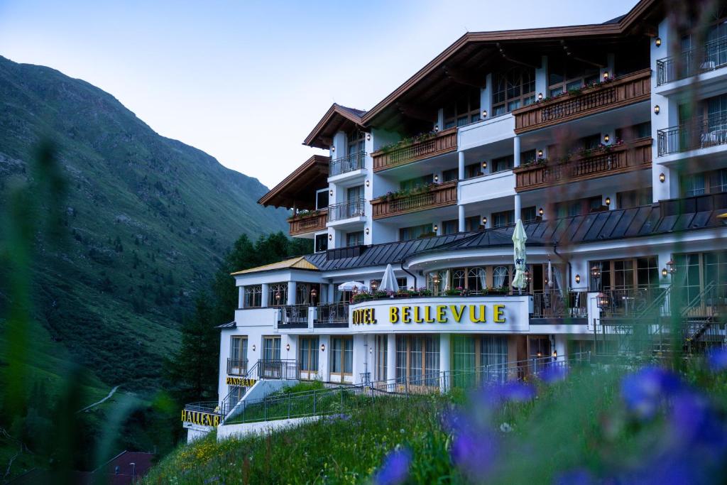 Nespecifikovaný výhled na hory nebo výhled na hory při pohledu z hotelu