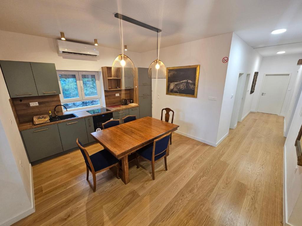 Kuchyň nebo kuchyňský kout v ubytování Villa Nina