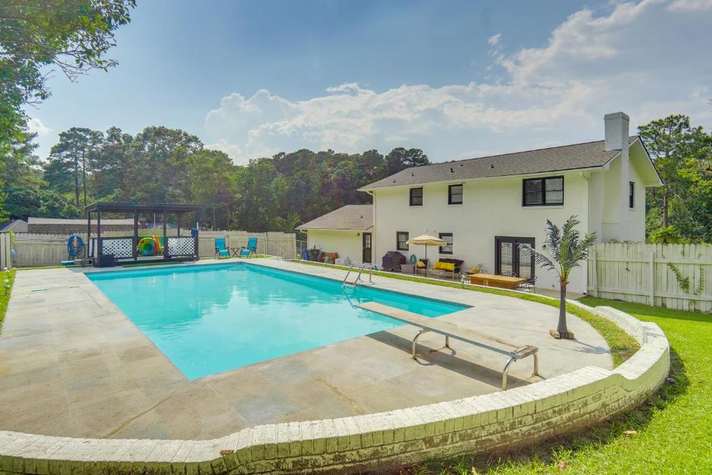 Gallery image of Pool and Game Room Family Retreat in Fayetteville in Fayetteville