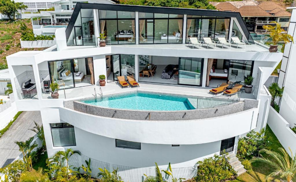 an aerial view of a house with a swimming pool at Villa La Concha - Ideal for Families in Ban Khlong Mae Nam