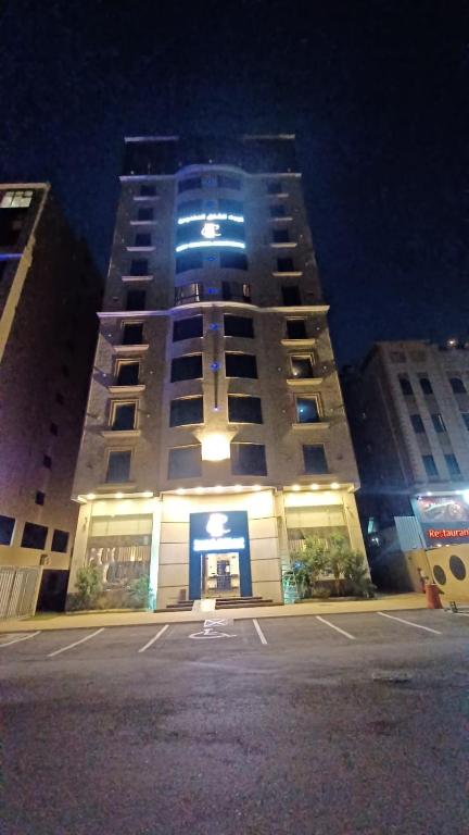 a tall building with a light on top of it at كورت للشقق المخدومة in Al Khobar