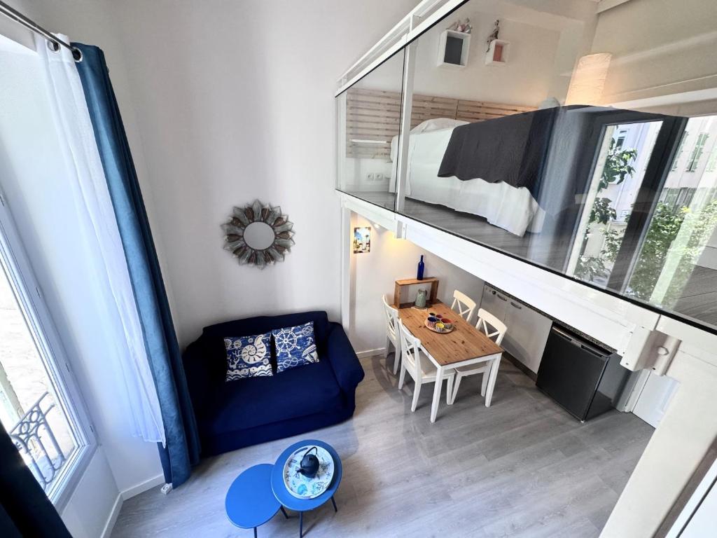 une petite pièce avec un lit et une table dans l'établissement ApartHotel Riviera - Duplex de la Buffa - 100m promenade des Anglais, à Nice