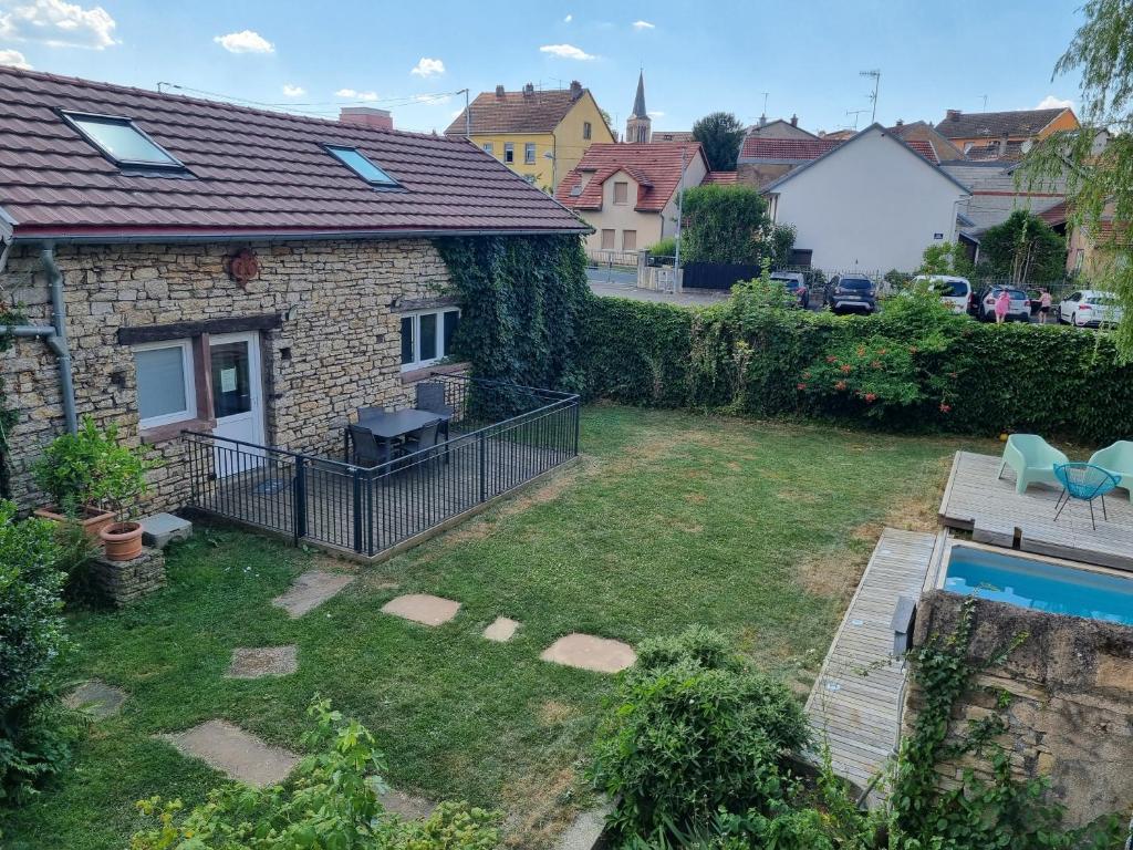 a house with a yard with a swimming pool at Jolie maison de centre-ville: Le Tournesac in Héricourt