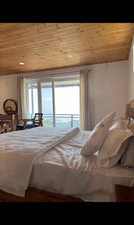 Una cama o camas en una habitación de Echo Vista By Lehriyat Retreats