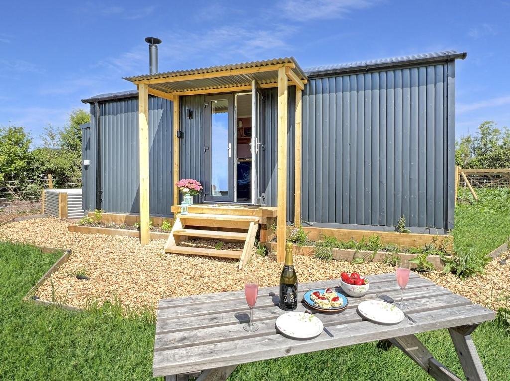 Taman di luar Hares Hideaway Shepherds Hut